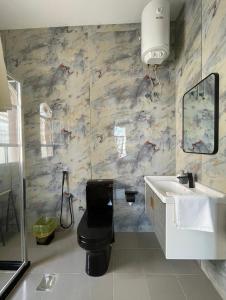 马斯喀特Deluxe Apartment的一间带卫生间和水槽的浴室