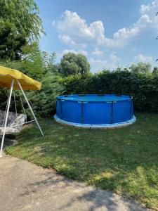 诺维萨德Danube River house的帐篷旁边的草木上的蓝色浴缸