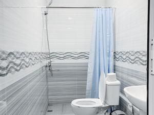 塔什干Stay hostel的浴室配有卫生间、盥洗盆和淋浴。
