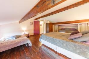 La SoucheLE CLOS DU MOUY的卧室设有两张床,铺有木地板