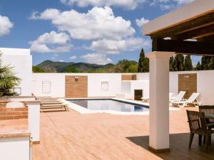伊维萨镇Can Pep Luis Can Pep Mortera is located in the beautiful countryside near to Playa den Bossa的一个带游泳池和房子的庭院