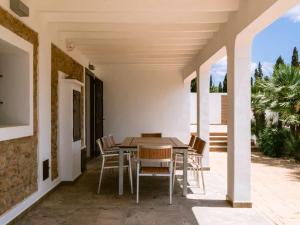 伊维萨镇Can Pep Luis Can Pep Mortera is located in the beautiful countryside near to Playa den Bossa的庭院配有木桌和椅子