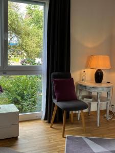 克罗伊茨林根Oasi 2的客房设有桌子、椅子和窗户。