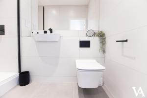 利兹Velvet Apartments - 56 Vicar Lane的白色的浴室设有卫生间和水槽。