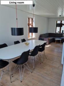 海宁Tæt på Centrum & MCH/Boxen - Huset nr. 11的客厅配有一张白色的大桌子和椅子