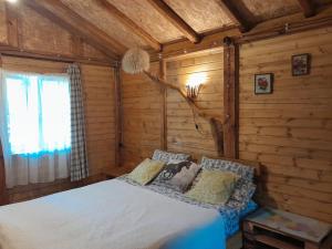 马尔特维利Tiny houses Genacvale的小木屋内一间卧室,配有一张床