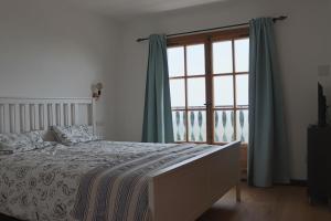 埃斯波尔莱斯Finca Es Verger的一间卧室设有一张床和一个大窗户