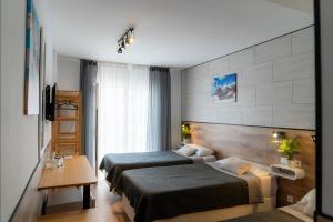 罗列特海岸Hotel Ridomar 365的酒店客房设有两张床和窗户。
