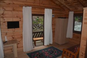 里泽DERE AĞZI TATİL KÖYÜ的小木屋内带窗户的客厅
