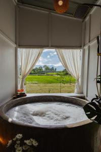 Baanfanglamoon的窗户客房内的大浴缸