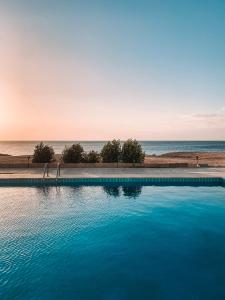 沙姆沙伊赫Serenity Lodge的一座背景海洋的游泳池