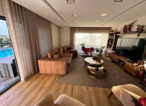 埃里塞拉Ericeira Luxury的带沙发和电视的客厅