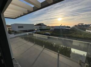 埃里塞拉Ericeira Luxury的从阳台欣赏日落美景