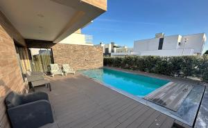 埃里塞拉Ericeira Luxury的后院,在房子里设有游泳池
