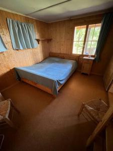 Beautiful Swiss chalet with breathtaking views and a sauna的木制客房内的一间卧室,配有一张床
