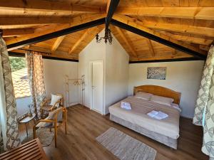 Chateau Orman的一间卧室设有一张床和木制天花板