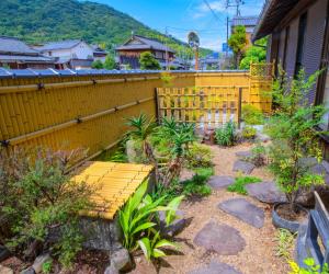 Ōbe忠大　的花园中带木凳的黄色围栏