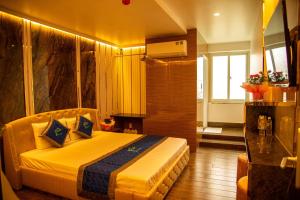Cao Lãnh普科酒店的一间卧室,卧室内设有一张黄色的大床