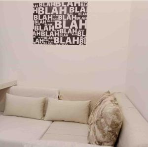 苏塞Lilia's house Al Kantaoui的上面有枕头的白色沙发