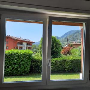 奥梅尼亚Sprio House的享有房屋景致的窗户。