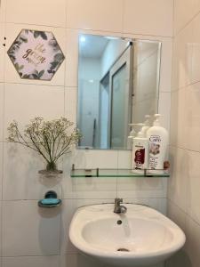 胡志明市JOY HOSTEL的一间带水槽和镜子的浴室
