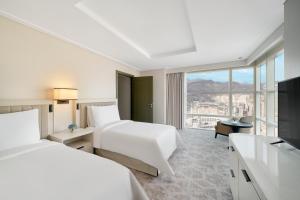 麦加麦加贾巴尔奥马尔地标酒店的酒店客房设有两张床和大窗户。