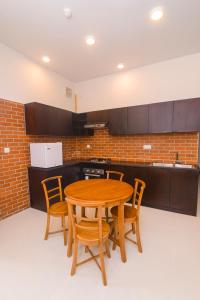 瓦特勒Bluewind Luxury Apartment - 2rooms - Wattala-Hemas Hospital的厨房配有木桌和四把椅子