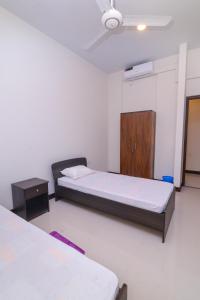瓦特勒Bluewind Luxury Apartment - 2rooms - Wattala-Hemas Hospital的一间卧室设有两张床和木制橱柜