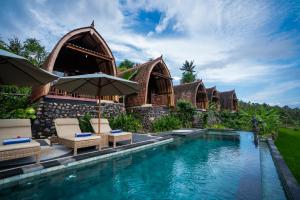 卡朗阿森Lumbung Seraya Villa的一座带游泳池和度假村的别墅
