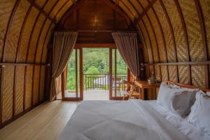 卡朗阿森Lumbung Seraya Villa的一间带床的卧室,位于带窗户的房间内
