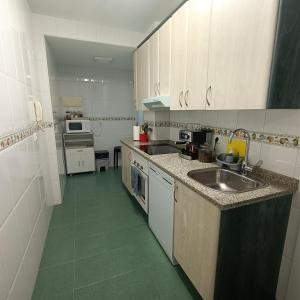 萨拉曼卡Luxury Family Homes M的一间带水槽和炉灶的小厨房
