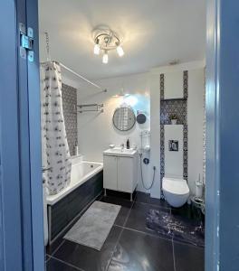 巴特亚姆Lovely apartment with sea view的带浴缸、卫生间和盥洗盆的浴室