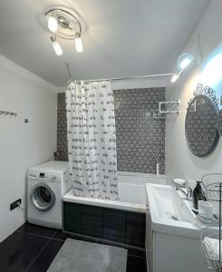 巴特亚姆Lovely apartment with sea view的一间带洗衣机和水槽的浴室