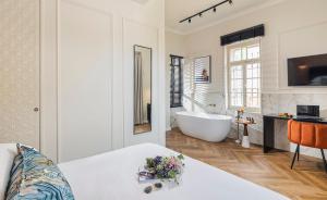 耶路撒冷Damson - Machne Yehuda Hotel的白色的浴室设有浴缸和水槽。