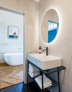 耶路撒冷Damson - Machne Yehuda Hotel的一间带水槽和镜子的浴室