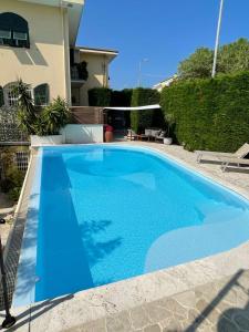 阿尔比索拉马里纳Casa Milena elegante dimora con piscina privata的房子前面的蓝色游泳池