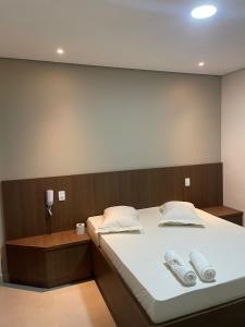 圣保罗Hotel Max Tatuapé的一间卧室配有一张带两个白色枕头的床