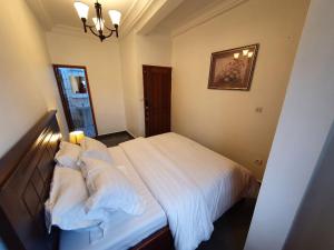 杜阿拉Résidence M Douala的一间卧室配有带白色床单和枕头的床。