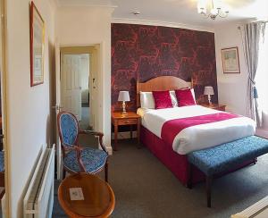 大雅茅斯Annabelle Rooms的一间卧室配有一张大床和红色床头板