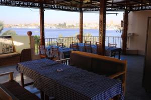 卢克索Spring Hotel Luxor的一间设有桌子并享有水景的餐厅