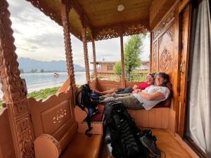 斯利那加New kolohai group of houseboats的两人坐在一辆火车车后面