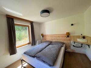 斯泰尔维奥Ferientreff-Stilfs的一间卧室设有一张床和一个窗口