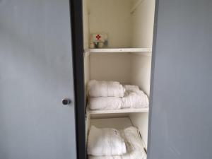 里奥加耶戈斯Hermoso departamento con patio en Rio Gallegos的架子上带白色毛巾的衣柜