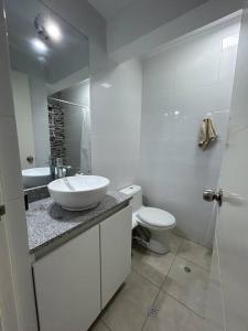 普库萨纳Apartamento Mar Naplo的白色的浴室设有水槽和卫生间。