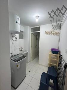 普库萨纳Apartamento Mar Naplo的厨房配有炉灶和水槽。