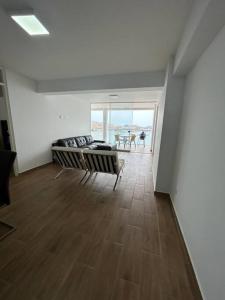 普库萨纳Apartamento Mar Naplo的带沙发的客厅,享有海景