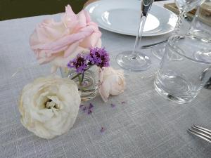 Saint-Martin-sur-OustLa Villauvert - Cottage的花瓶里两只甜甜圈和花的桌子