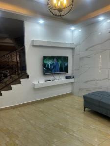 杰拉什Jarash farm的客厅设有壁挂式平面电视。