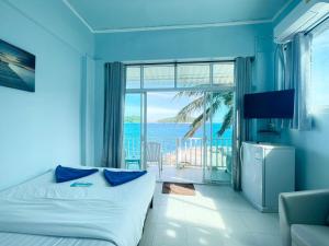 奈汉海滩Naiharn On The Rock Resort Phuket的一间卧室配有一张床,享有海景