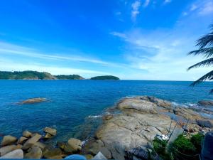 奈汉海滩Naiharn On The Rock Resort Phuket的岩石的一大片水景